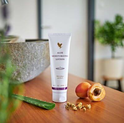 کرم مرطوب کننده فوراور حاوی آلوئه ورا خالص، روغن دانه زردآلو و روغن جوجوبا